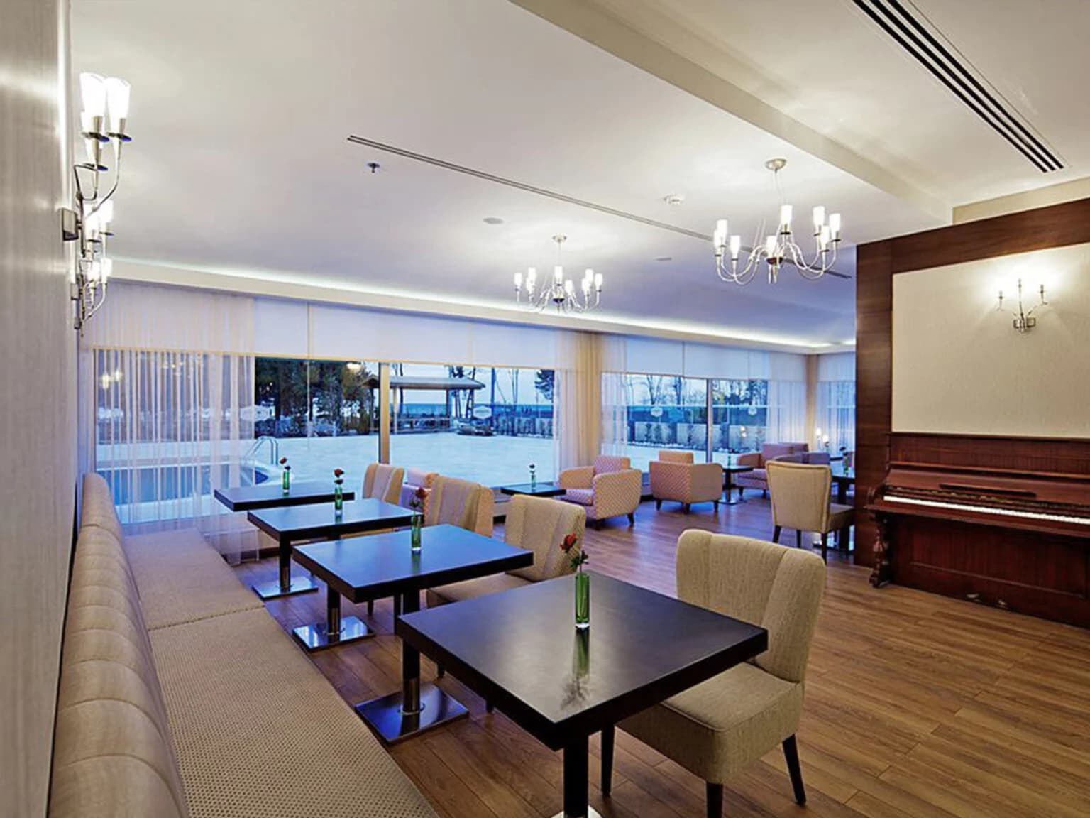 Hampton by Hilton Ordu — lounge dining area overlooking pool