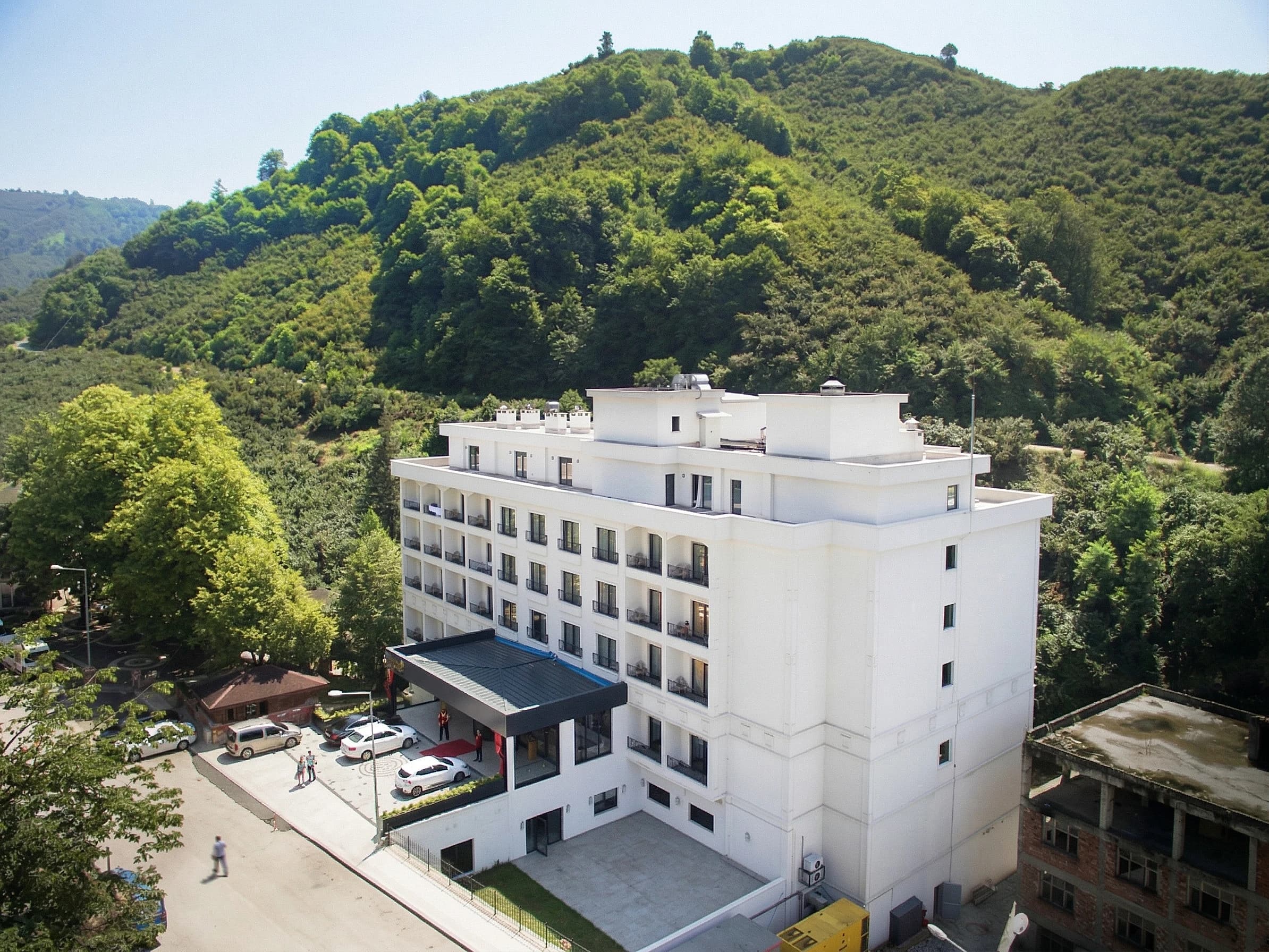 Fatsa Ilica Hotel — exterior in mountain valley setting